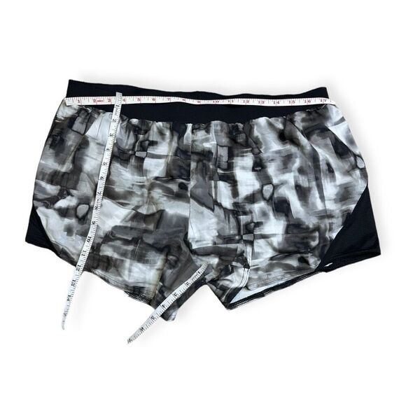 UNDER ARMOUR Women's Black White Gray Heat Gear Fly-By 2.0 Printed Running Short - Picture 4 of 4